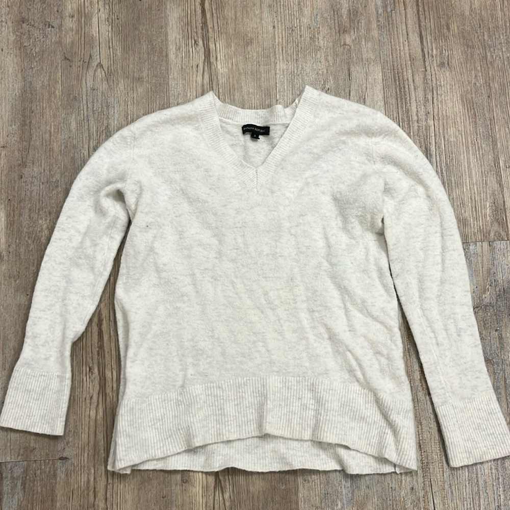 Banana Republic women’s wool vneck sweater
